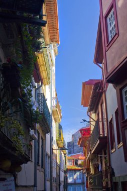 Porto, Portekiz-3 Mart 2019: Porto 'da eski kent 'in dar Sokağı