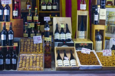 Porto, Portekiz - 3 Mart 2019: Şişeler, Porto şarap, şarap ve kurutulmuş meyveler üzerinde mağaza vitrin Porto