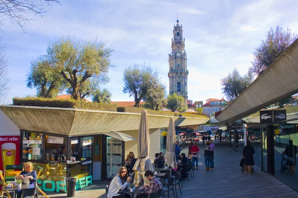 Porto Portugal Maart 2019 Street Café Met Uitzicht Klokkentoren Van — Stockfoto