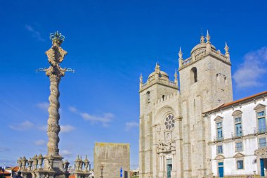 Porto, Portekiz - 3 Mart 2019: Porto Katedrali (Se do Porto) ve ceza kare oyma utanç verici taş boyunduruk