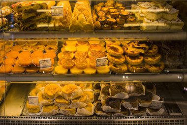 Porto, Portekiz - 3 Mart 2019: Geleneksel Portekiz tatlı pasta bir fırın