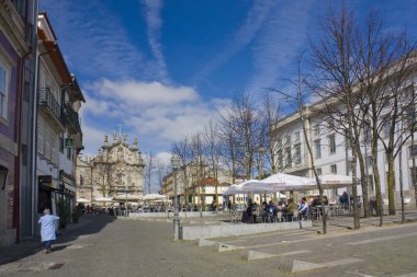 Porto, Portekiz - 3 Mart 2019: Street Cafe Carmo Church (Igreja Carmo) ve Carmelites'sinin Kilisesi (Igreja da Nossa Senhora Carmo das Carmelitas) Porto Manzaralı