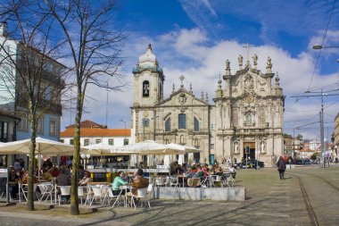 Porto, Portekiz - 3 Mart 2019: Street Cafe Carmo Church (Igreja Carmo) ve Carmelites'sinin Kilisesi (Igreja da Nossa Senhora Carmo das Carmelitas) Porto Manzaralı