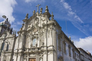 Porto, Portekiz - 3 Mart 2019: Porto 'da güzel azulejolar bulunan Carmo Kilisesi (Igreja do Carmo)