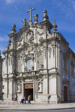 Porto, Portekiz - 3 Mart 2019: Porto 'da güzel azulejolar bulunan Carmo Kilisesi (Igreja do Carmo)