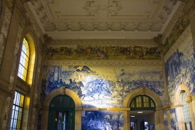 Porto, Portekiz - 3 Mart 2019: İç Sao Bento tren istasyonu Porto