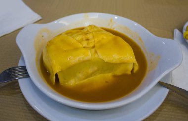 Francesinha (--dan ekmek, peynir, domuz eti, jambon, sosis, domates soslu sandviç) - Porto, Portekiz üzerinden geleneksel yemekler 