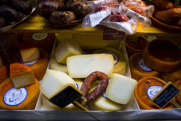 リスボン ポルトガル 2019 ポルトガルの農家チーズとリスボンでストアのショーケースにソーセージ — ストック写真