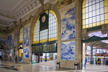 Porto, Portekiz - 3 Mart 2019: İç Sao Bento tren istasyonu Porto