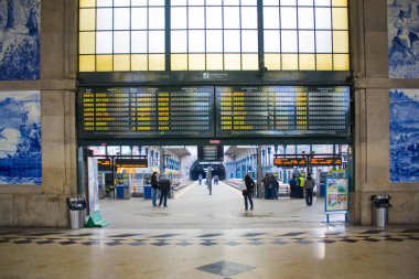 Porto, Portekiz - 3 Mart 2019: Bir zamanlamada Sao Bento tren istasyonu Porto, iç 