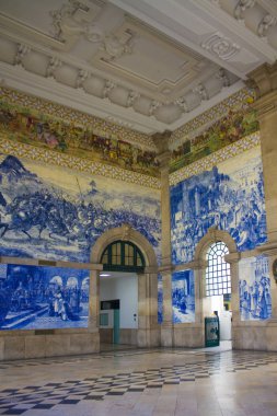Porto, Portekiz - 3 Mart 2019: İç Sao Bento tren istasyonu Porto