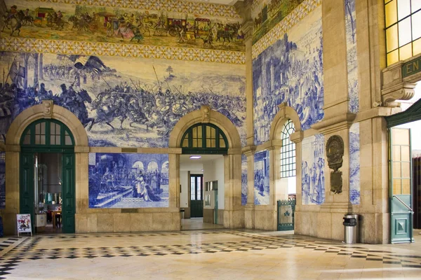Porto, Portekiz - 3 Mart 2019: İç Sao Bento tren istasyonu Porto