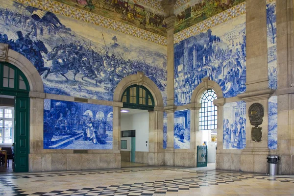 Porto, Portekiz - 3 Mart 2019: İç Sao Bento tren istasyonu Porto