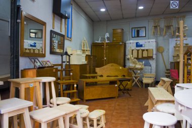 Porto, Portekiz - 3 Mart 2019: Porto'daki mobilya ahşap mağazasının içi