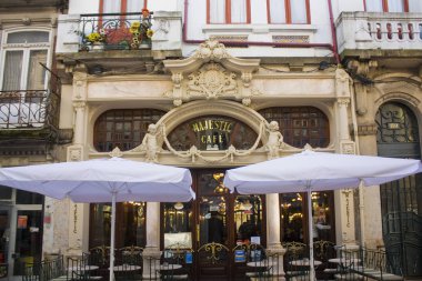 Porto, Portekiz - 3 Mart 2019: Ünlü eski Cafe görkemli Porto