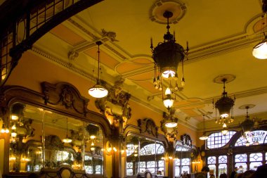 Porto, Portekiz - 3 Mart 2019: Ünlü eski Cafe görkemli Porto, iç