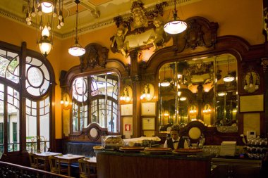 Porto, Portekiz - 3 Mart 2019: Ünlü eski Cafe görkemli Porto, iç