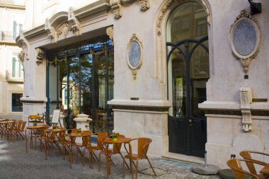 Porto, Portekiz - 3 Mart 2019: Street Cafe Porto eski şehir