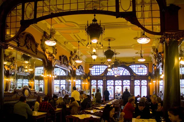 Porto, Portekiz - 3 Mart 2019: Ünlü eski Cafe görkemli Porto, iç