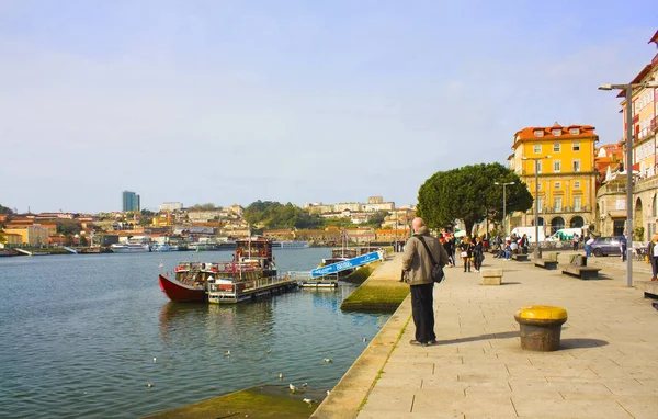 Porto Portugal Maart 2019 Douro Rivier Kleurrijke Gevels Van Oude — Stockfoto