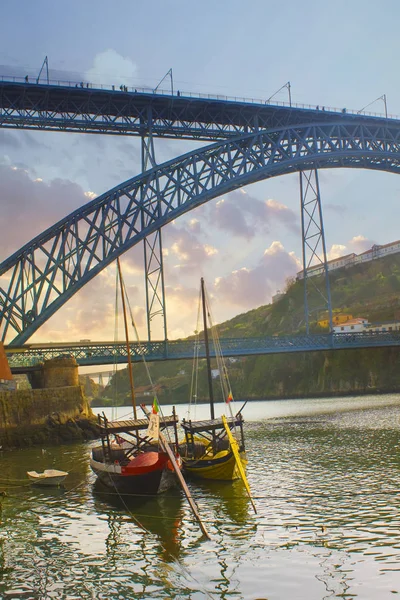 葡萄牙波尔图 2019年3月3日 海滨有酒桶的旧传统旧船和波尔图的多姆 路易斯一世大桥 — 图库照片