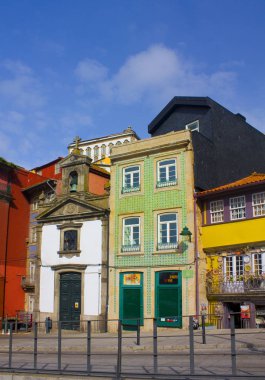 Porto, Portekiz - 3 Mart 2019: Tipik evleri Old Town (Ribeira bölgesi) Porto cephe