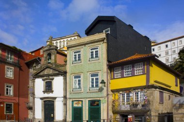 Porto, Portekiz - 3 Mart 2019: Tipik evleri Old Town (Ribeira bölgesi) Porto cephe