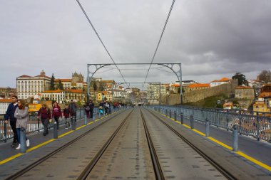 Porto, Portekiz-3 Mart 2019: turist Porto ünlü Dom Luis ı Köprüsü tepesinde görüşlerini gözlemlemek