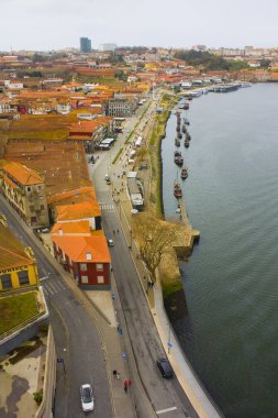 Porto, Portekiz - 3 Mart 2019: Leyleklerin tarafın Villa Nova de Gaia Porto Douro Nehri yakınında