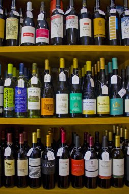 Porto, Portekiz - 3 Mart 2019: Porto raflara farklı şişe ile restorantı