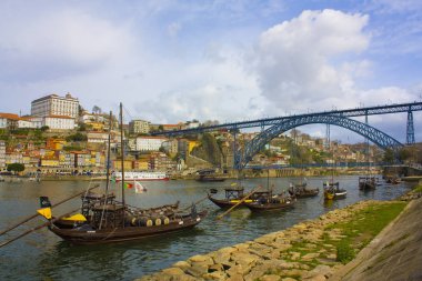 Porto, Portekiz - 3 Mart 2019: Rıhtımlar üzerinde Şarap fıçıları Porto eski geleneksel eski tekneler