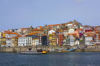 Porto, Portekiz - 3 Mart 2019: Eski şehir panoraması (Ribeira bölgesi) ve nehir Duoro Porto 