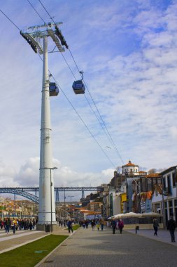Porto, Portekiz-3 Mart 2019: Porto şehir geçerken Ribera del Duero manzaralı Teleferico de Gaia (teleferik) görünümü