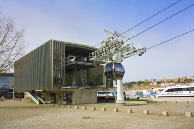 Porto, Portekiz-3 Mart 2019: Porto şehir geçerken Ribera del Duero manzaralı Teleferico de Gaia (teleferik) görünümü