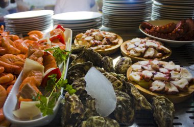 Porto, Portekiz - 3 Mart 2019: Porto'da bir kafede deniz ürünleri