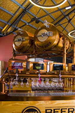 Porto, Portekiz-3 Mart 2019: Mercado Beira-Rio ' a bira ile Bar-Porto 'da Villa Nova de Gaia yan yemek sahası ile ünlü bir yer