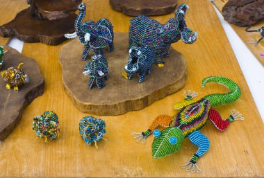 Porto, Portekiz - 3 Mart 2019: Satılık boncuklardan el yapımı kertenkeleler