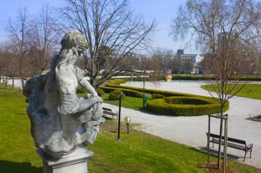 Bratislava, Slovakya - 1 Nisan 2019: Bratislava'daki Grassalkovich Sarayı'nın (Başkanlık Sarayı) arkasında Fransız tarzı Grassalkovich Parkı (Grassalkovichova Zahrada)