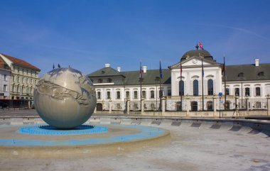 Bratislava, Slovakya - 1 Nisan 2019: Cumhurbaşkanlığı Sarayı (Grassalkovich Sarayı) ve Bratislava Barış Çeşmesi