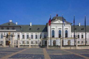 Bratislava, Slovakya - 1 Nisan 2019: Bratislava'daki Cumhurbaşkanlığı Sarayı (Grassalkovich Sarayı)