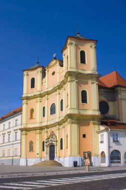 Bratislava, Slovakya - 1 Nisan 2019: Bratislava'da Trinitarian Kilisesi veya Trinity Kilisesi (Matha Aziz John kilisesi ve Valois'li Aziz Felix Kilisesi)