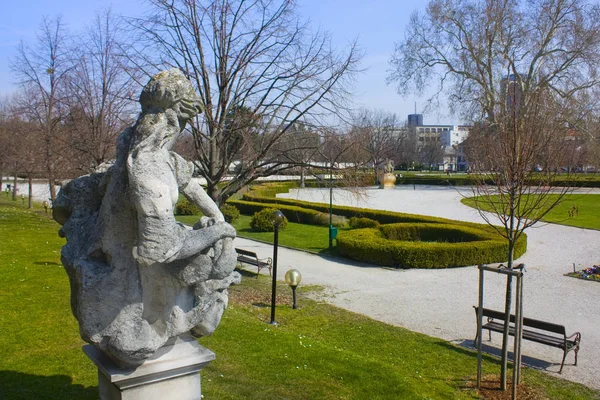 布拉迪斯拉发 斯洛伐克 2019年4月1日 布拉迪斯拉发格拉萨尔科维奇宫 总统府 后面的法国风格格拉萨尔科维奇公园 格拉萨尔科维奇 扎赫拉达 — 图库照片