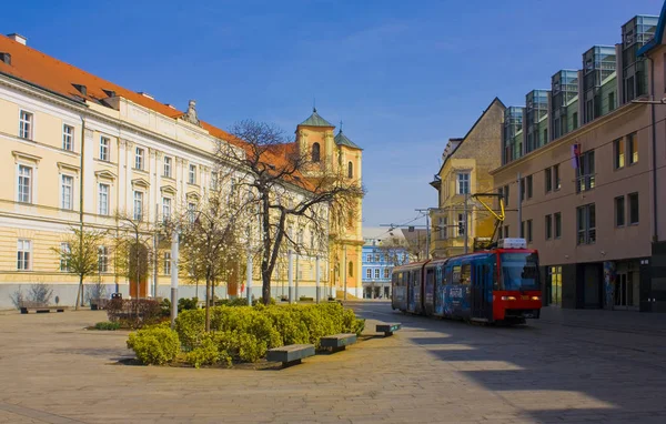 Bratislava, Slovakya - 1 Nisan 2019: Bratislava'daki Slovak Cumhuriyeti Ulusal Konseyi'nin tarihi binası