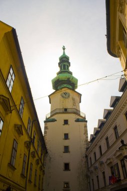 Bratislava, Slovakya-1 Nisan 2019: Bratislava eski kentinde Michael Kulesi (Michalska Brana)