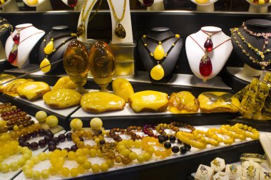 Bratislava, Slovakya - 1 Nisan 2019: Bratislava'daki vitrinde kehribar takıları