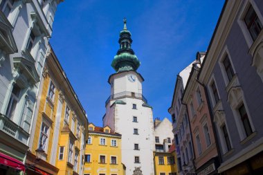 Bratislava, Slovakya-1 Nisan 2019: Bratislava eski kentinde Michael Kulesi (Michalska Brana)
