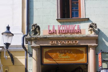 Bratislava, Slovakya - 1 Nisan 2019: Bratislava'nın Eski Kenti'ndeki Theatre La Komika