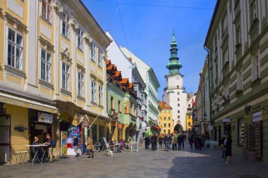 Bratislava, Slovakya-1 Nisan 2019: Bratislava eski kentinde Michael Kulesi (Michalska Brana)