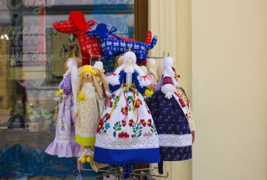 Bratislava, Slovakya-1 Nisan 2019: Bratislava yerel pazarda renkli bebekler