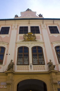 Bratislava, Slovakya - 1 Nisan 2019: Bratislava'daki Eski Şehir'deki güzel saraylardan biri